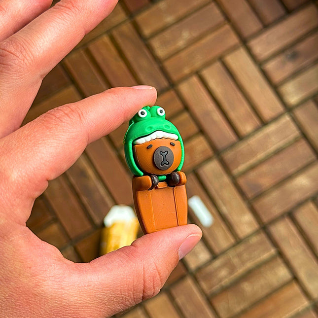 FIGURKA NA LAPTOP ORAZ TELEFON KAPIBARA MINIFIGURKA NIESPODZIANKA ZAWIESZKA